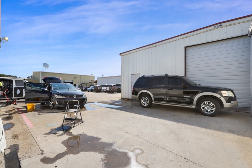 More Photos Of 3640 W Pioneer Pky, Pantego Service For Lease