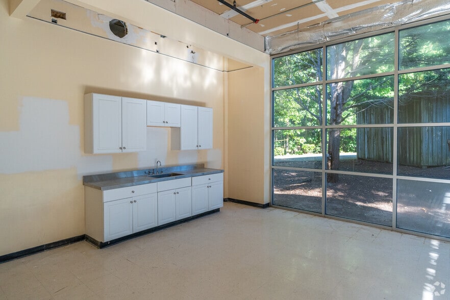 More Photos Of 3300 Gateway Centre Blvd, Morrisville Research And Development For Lease