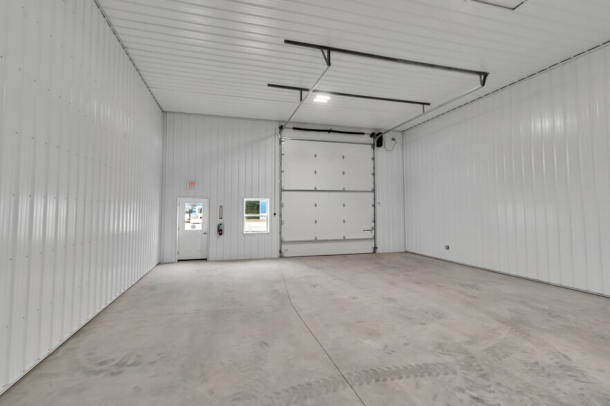 More Photos Of 800 Eastport Dr, Lancaster Unknown For Lease