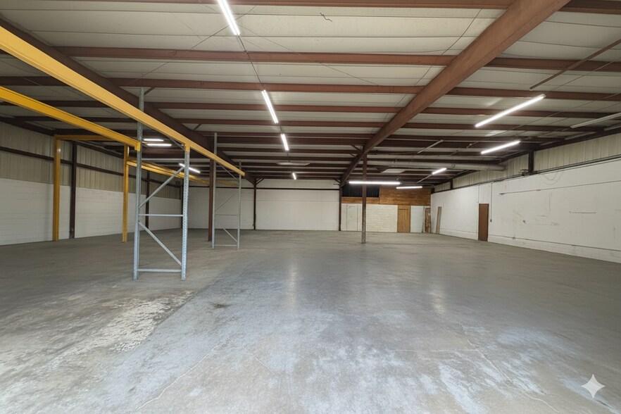 More Photos Of 2621 Skyview Dr, Lakeland Industrial For Lease