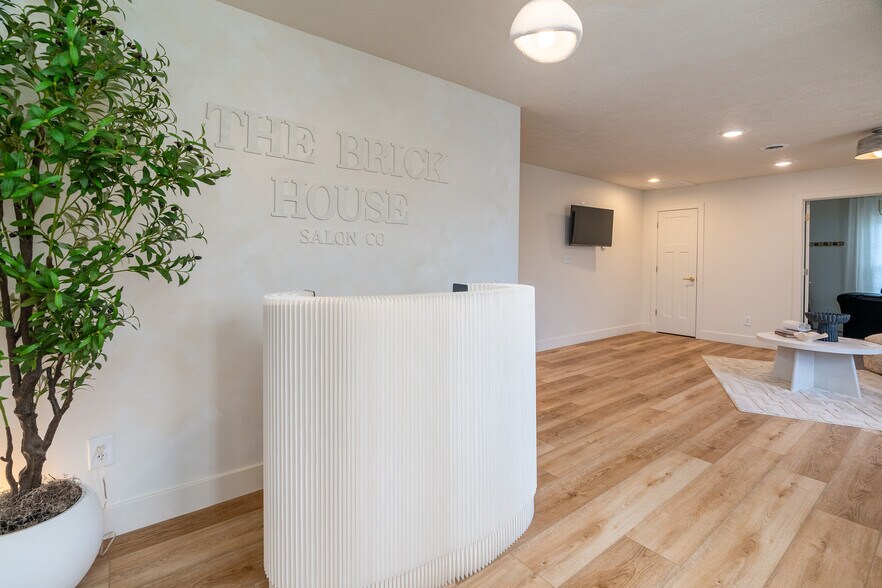 More Photos Of 709 N Carbon St, Marion Flex For Sale