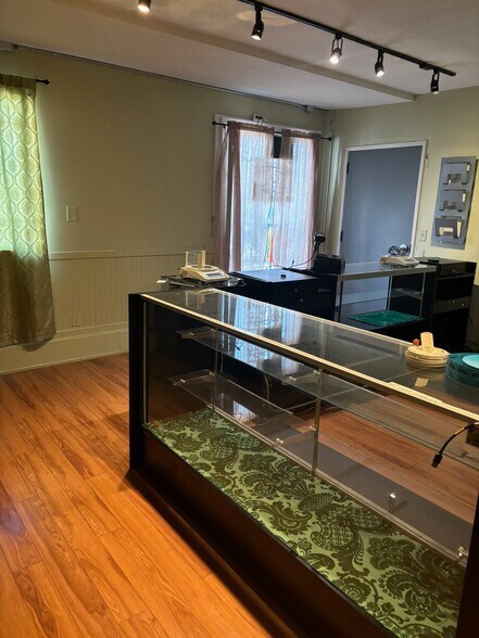 More Photos Of 15350 NE Sandy Blvd, Portland Office Residential For Sale