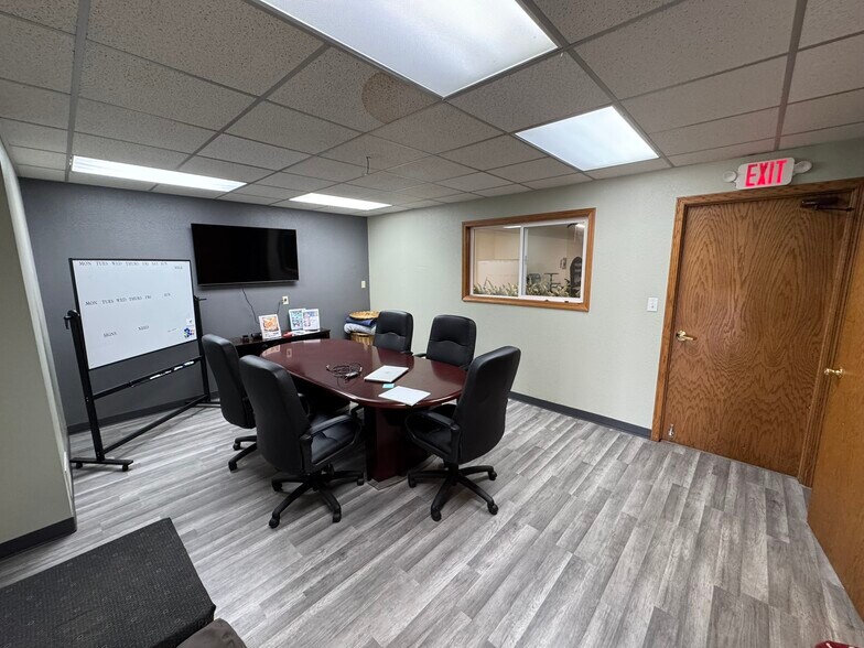 More Photos Of 1125 W Tuckaway Ln, Menasha Showroom For Lease