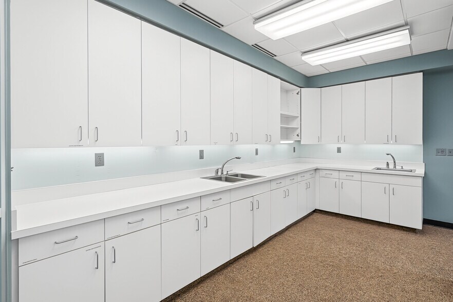 More Photos Of 6105 NW 86th St, Johnston Medical For Sale