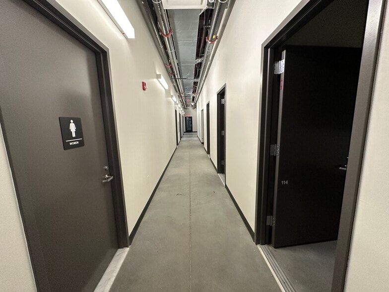 More Photos Of 382 Channel Dr, Port Washington Office For Lease