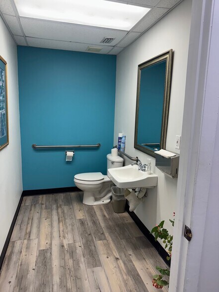 More Photos Of 6131 Atlantic Blvd, Jacksonville Bank For Lease