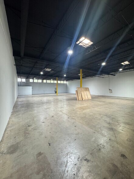 More Photos Of 16401-16413 NW 8th Ave, Miami Distribution For Lease