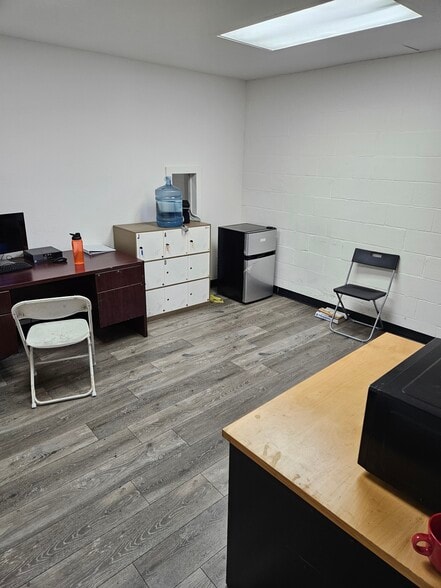 More Photos Of 9555 Owensmouth Ave, Chatsworth Warehouse For Lease