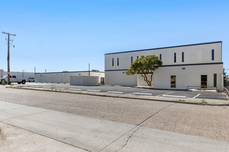 More Photos Of 4200-4202 Wiley Post Rd, Addison Warehouse For Sale