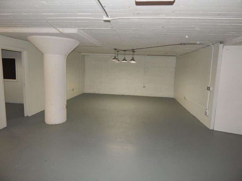 More Photos Of 327 S Fir St, Medford Warehouse For Sale