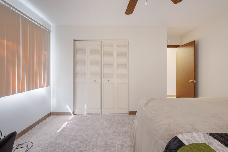 More Photos Of 5930-5950 W Broadway Ave, Minneapolis Apartments For Sale