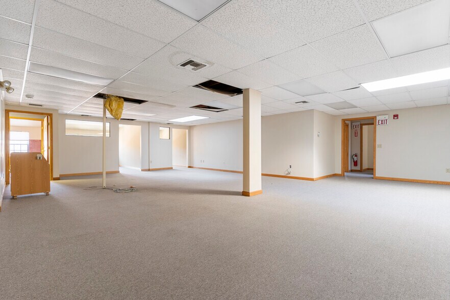 More Photos Of 128 Litchfield Rd, New Milford Medical For Sale