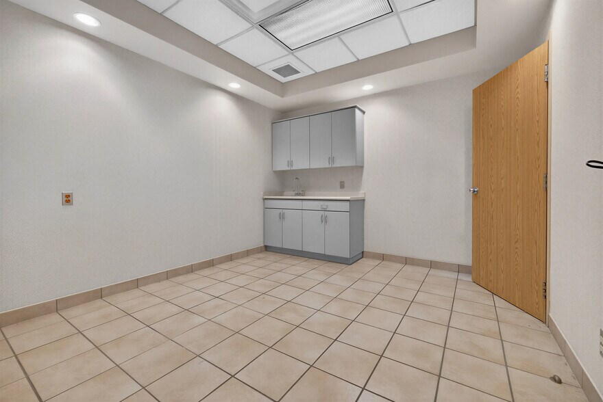 More Photos Of 3405 Rhodes Dr, Windsor Medical For Lease