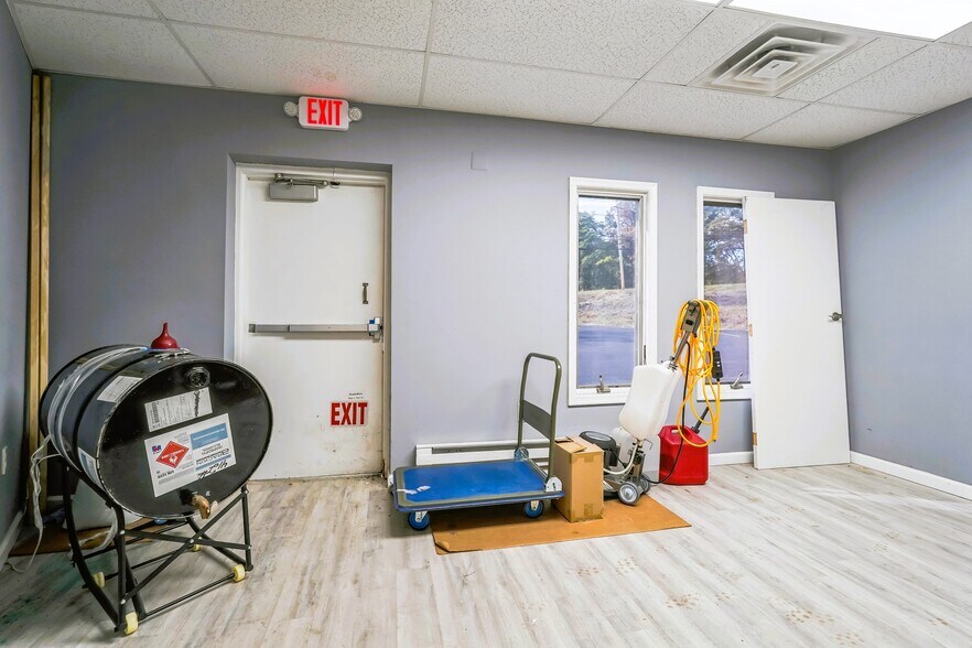 More Photos Of 1458 County Line Rd, Huntingdon Valley Flex For Sale