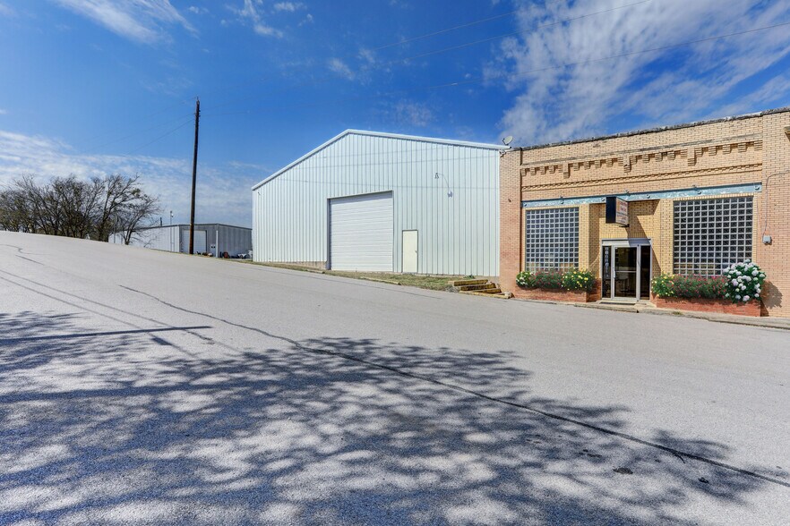 Primary Photo Of 116 Hoxie St, Coupland Storefront Retail Office For Lease