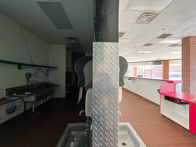 More Photos Of 5959 NW Expressway St, Oklahoma City Freestanding For Lease