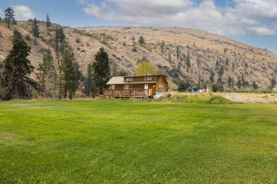 More Photos Of 385 State Route 153, Pateros, WA 98846, USA, Pateros Specialty For Sale