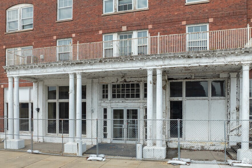 More Photos Of 217 Marquette St, La Salle Hotel For Sale