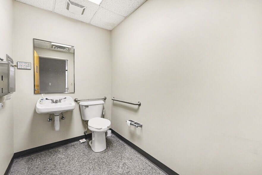 More Photos Of 599 Freedom Park Dr, Edgewood Medical For Lease