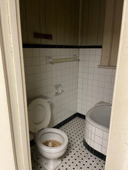 More Photos Of 1063 E Parkway South, Memphis Flex For Sale