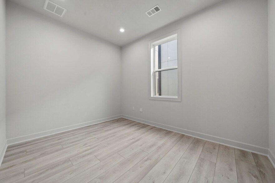 More Photos Of 1325 Main St, Katy Medical For Lease