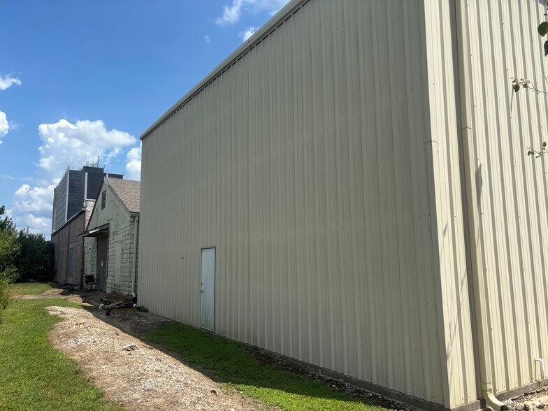 More Photos Of 740 Fannin St, Beaumont Warehouse For Lease