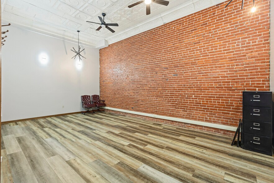 More Photos Of 210 E Grand Ave, Ponca City Office For Sale