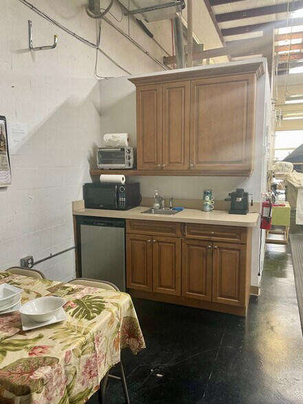 More Photos Of 5405 Taylor Rd, Naples Showroom For Sale