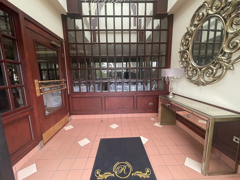 More Photos Of 31920 Van Dyke Ave, Warren Restaurant For Sale