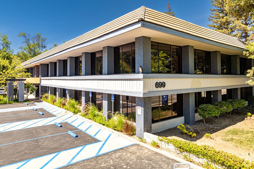 More Photos Of 699 Hampshire Rd, Westlake Village Office For Lease