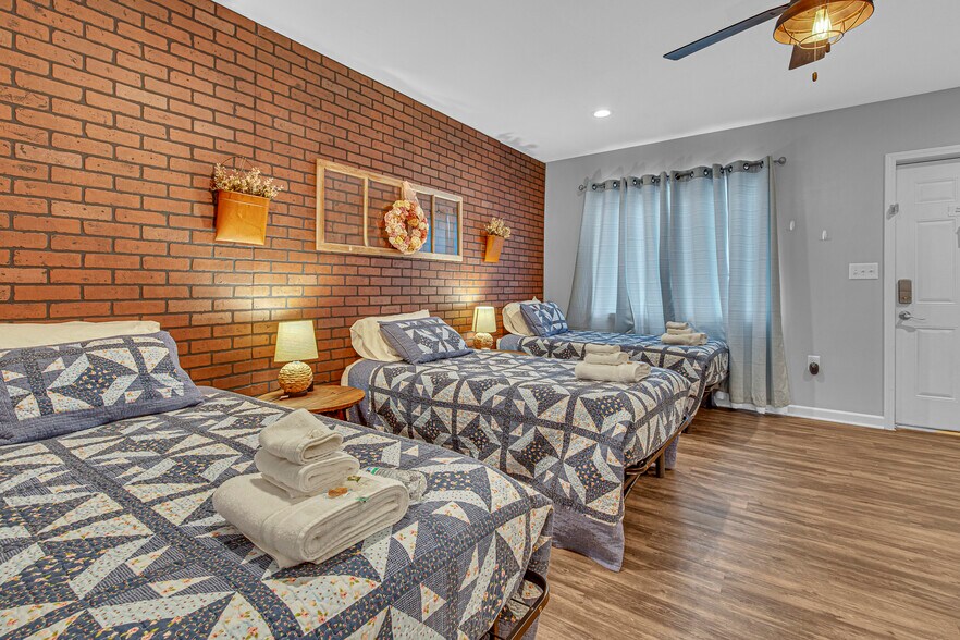 More Photos Of 703 W Berry St, Hamilton Hotel For Sale