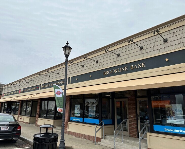 More Photos Of 9 Washington St, Wellesley Storefront For Lease