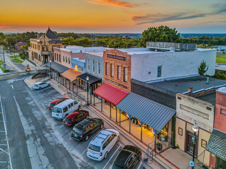 More Photos Of 106 W Main St, Pilot Point Storefront For Sale