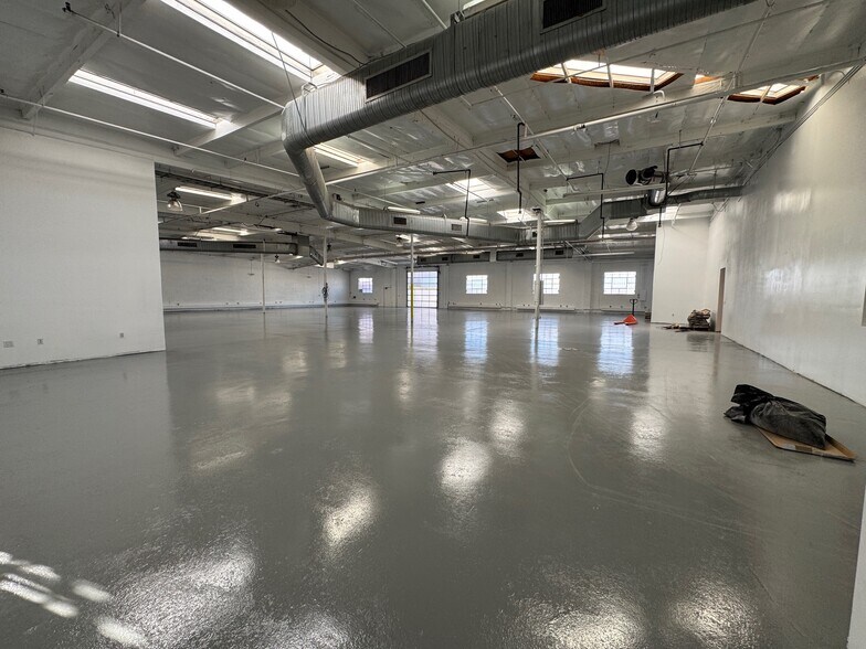 More Photos Of 801 N Lake St, Burbank Warehouse For Lease
