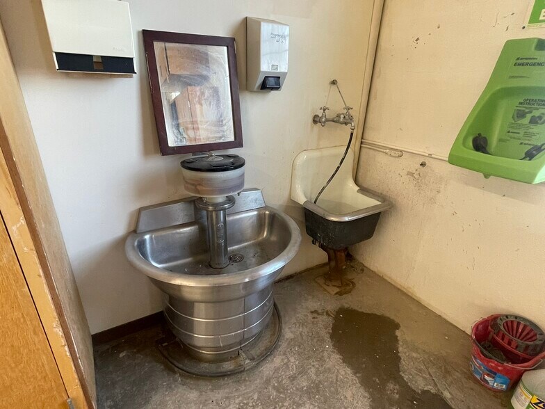 More Photos Of 12124 121A St NW, Edmonton Manufacturing For Sale