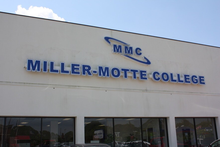 More Photos Of 5000 Market St, Wilmington Schools For Lease