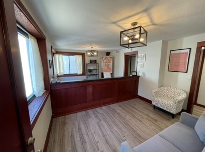 More Photos Of 116 W 19th St, Falls City Showroom For Sale