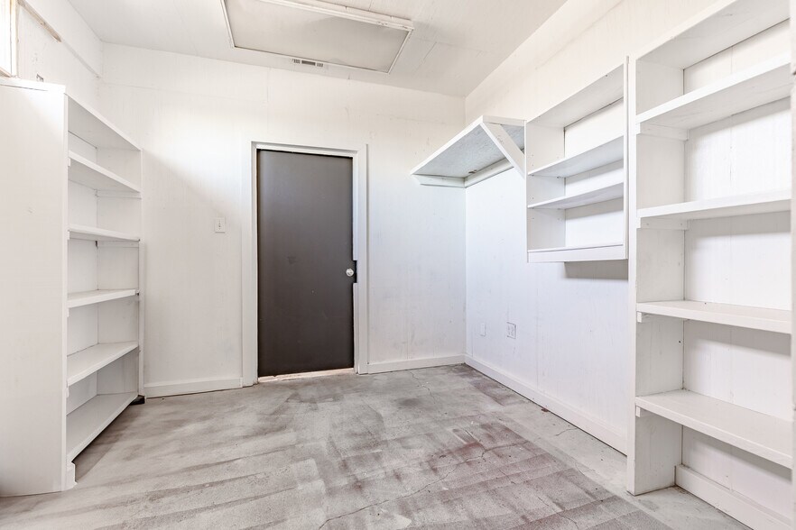 More Photos Of 1024 S First St, Sherman Warehouse For Lease