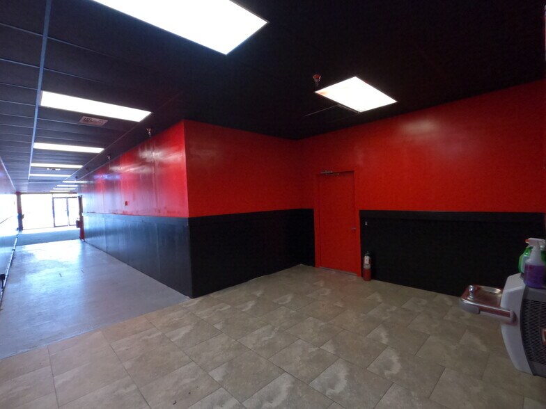 More Photos Of 7685 Pines Blvd, Pembroke Pines Showroom For Lease