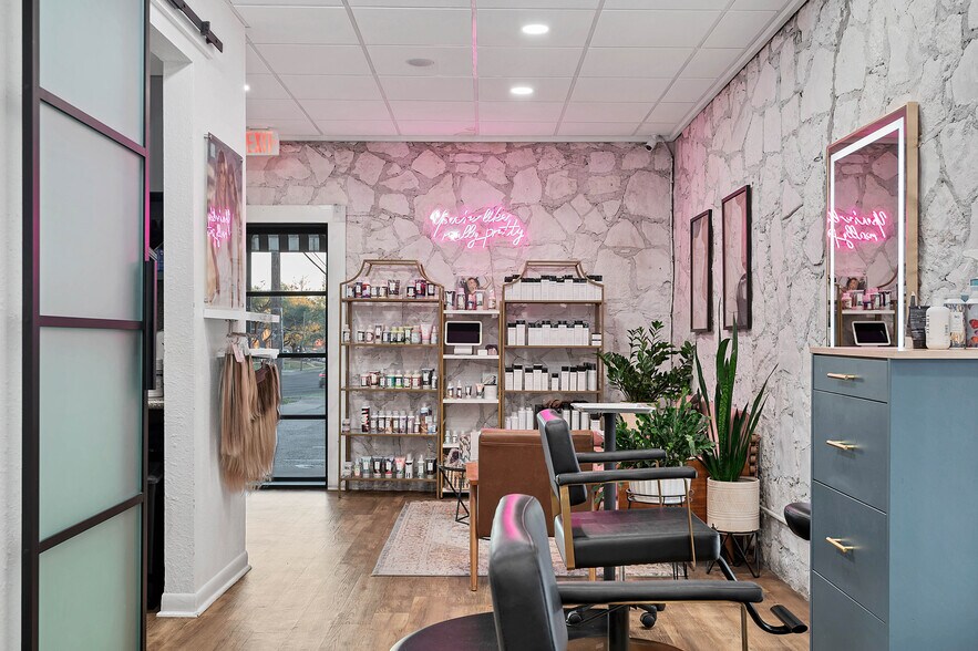 More Photos Of 1001 W 34th St, Austin Freestanding For Lease