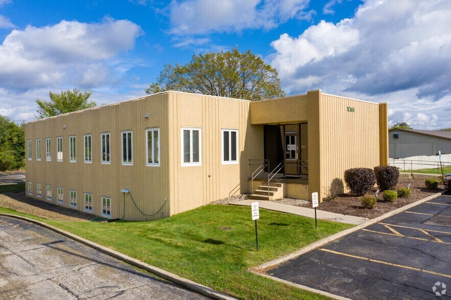 More Photos Of 1065 Lake Ave, Woodstock Office For Lease