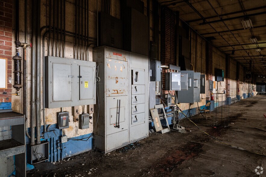 More Photos Of 3220 Stanton St, Springfield Storefront For Sale