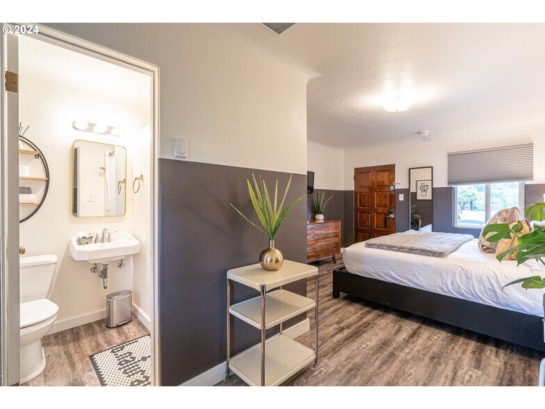 More Photos Of 1175 2nd St SE, Bandon Hotel For Sale