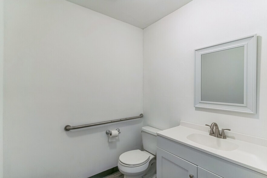 More Photos Of 210 N Westmonte Dr, Altamonte Springs Medical For Lease