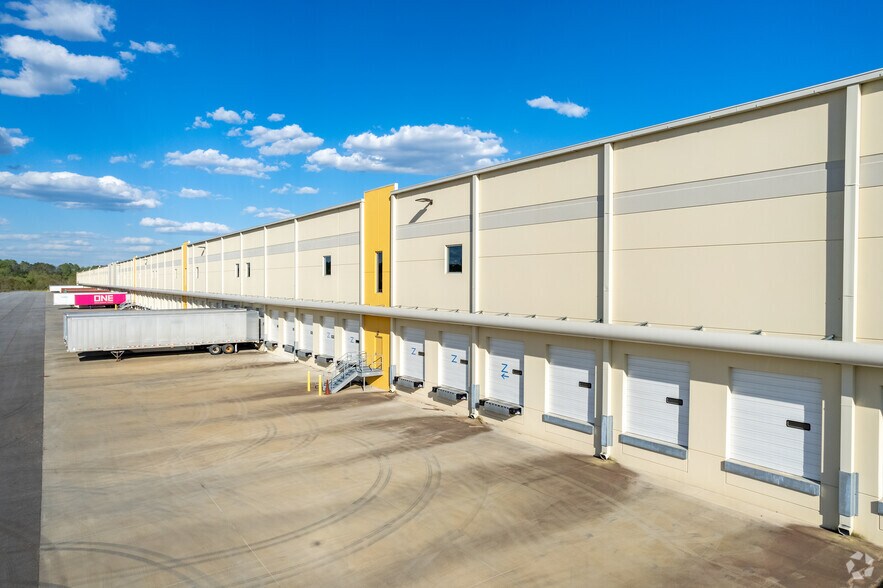 More Photos Of 94 Logistics Ln, Talmo Distribution For Lease