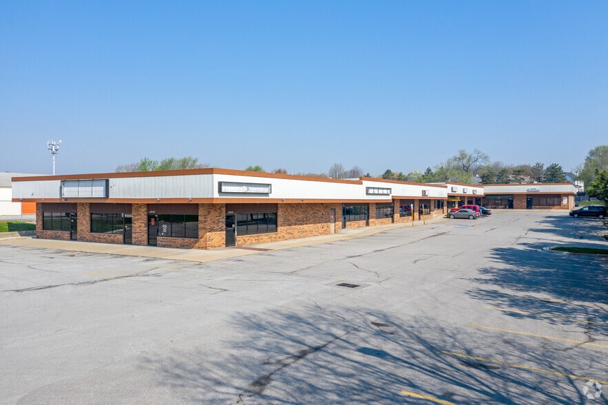 Primary Photo Of 12674-12710 Shawnee Mission Pky, Shawnee Unknown For Lease