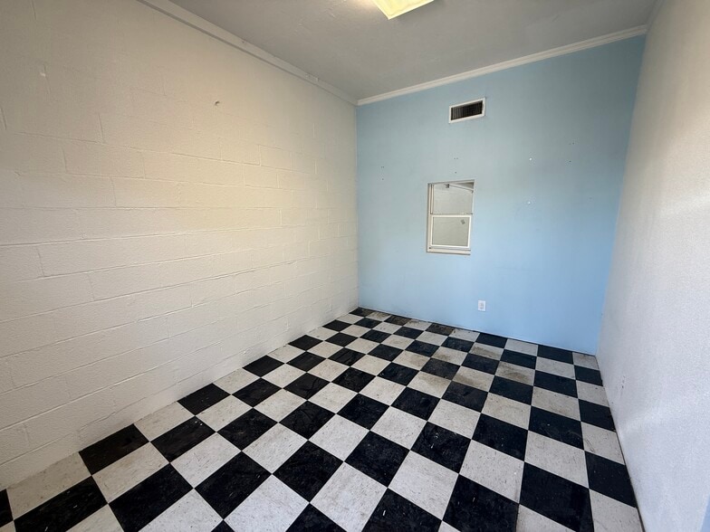 More Photos Of 713 Acme St, Denton Service For Lease