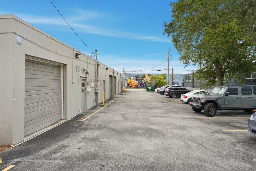 More Photos Of 274 NE 67th St, Miami Showroom For Lease