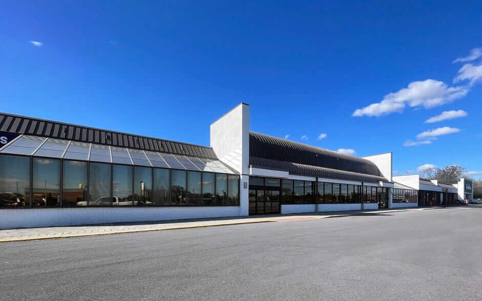 More Photos Of 1050-1080 S Main St, Bowling Green Unknown For Lease