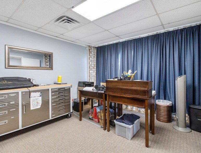 More Photos Of 2020 Anders Ln, Kemah Flex For Lease